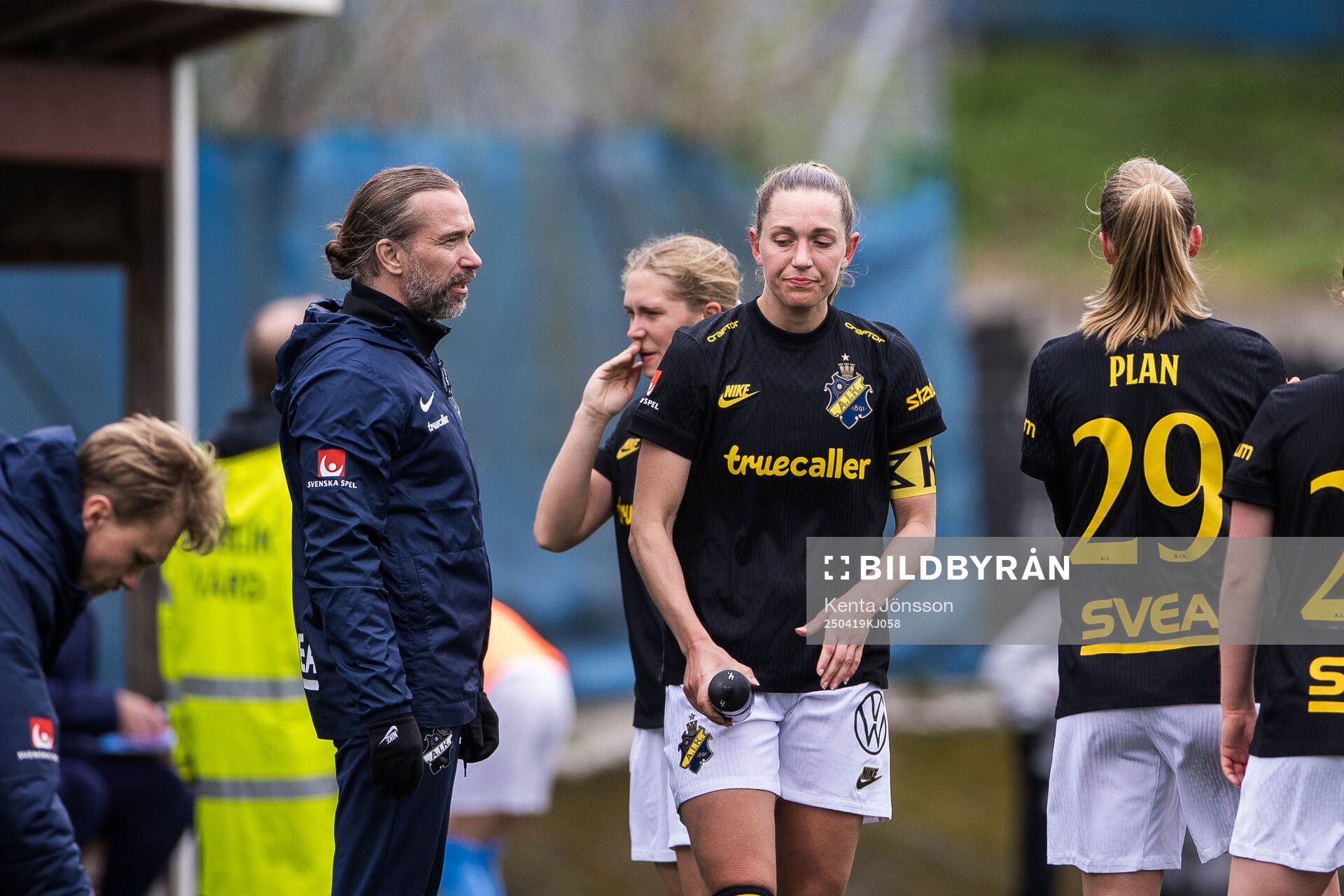 AIKs tränare Lukas Syberyjski och Jennie Nordin deppar