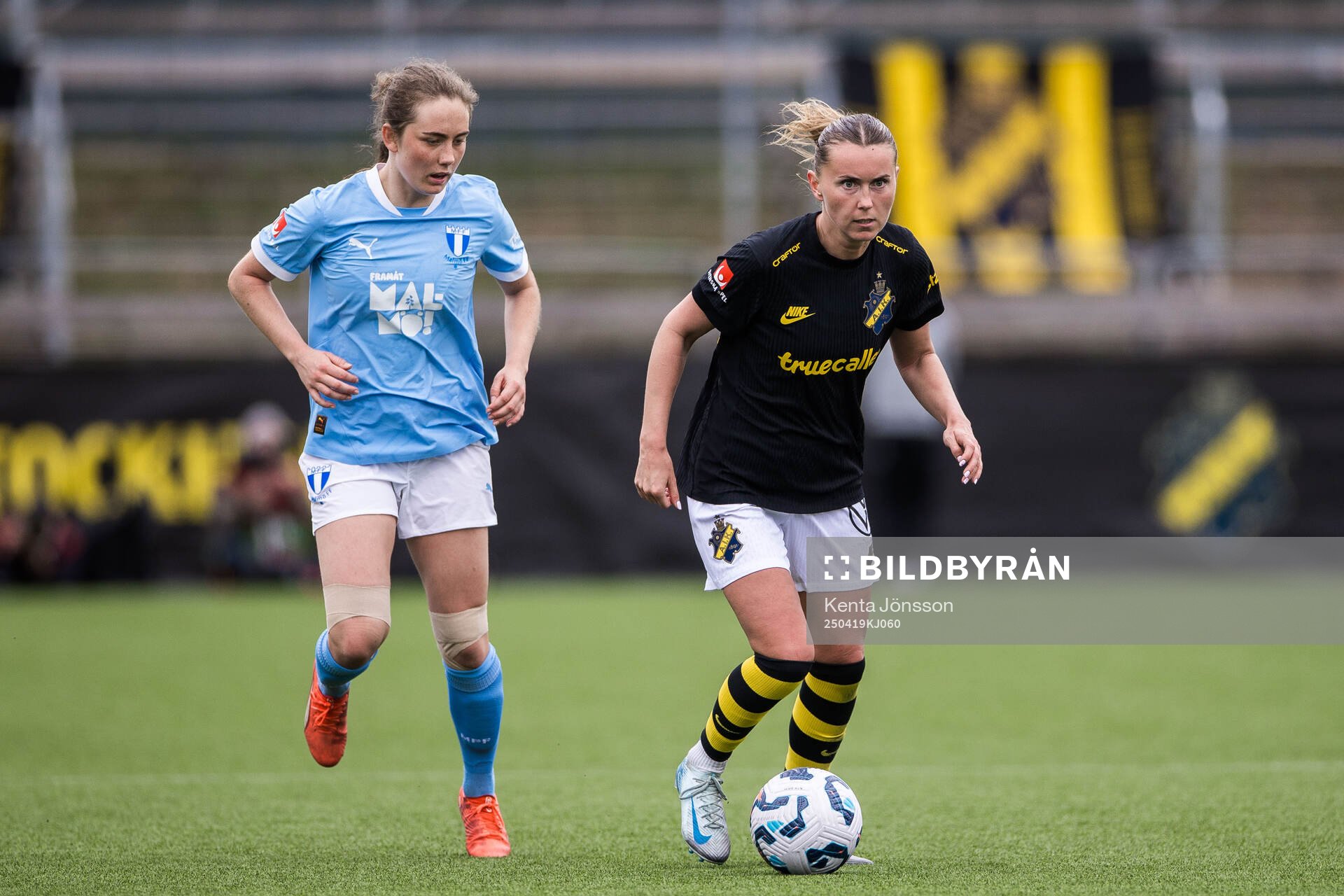 Malmö FFs Katariina Kosola och AIKs Adelisa Grabus