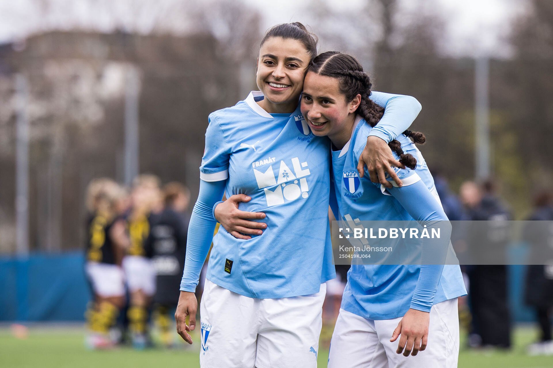Malmö FFs Ines Belloumou och Mayar Khatawi jublar