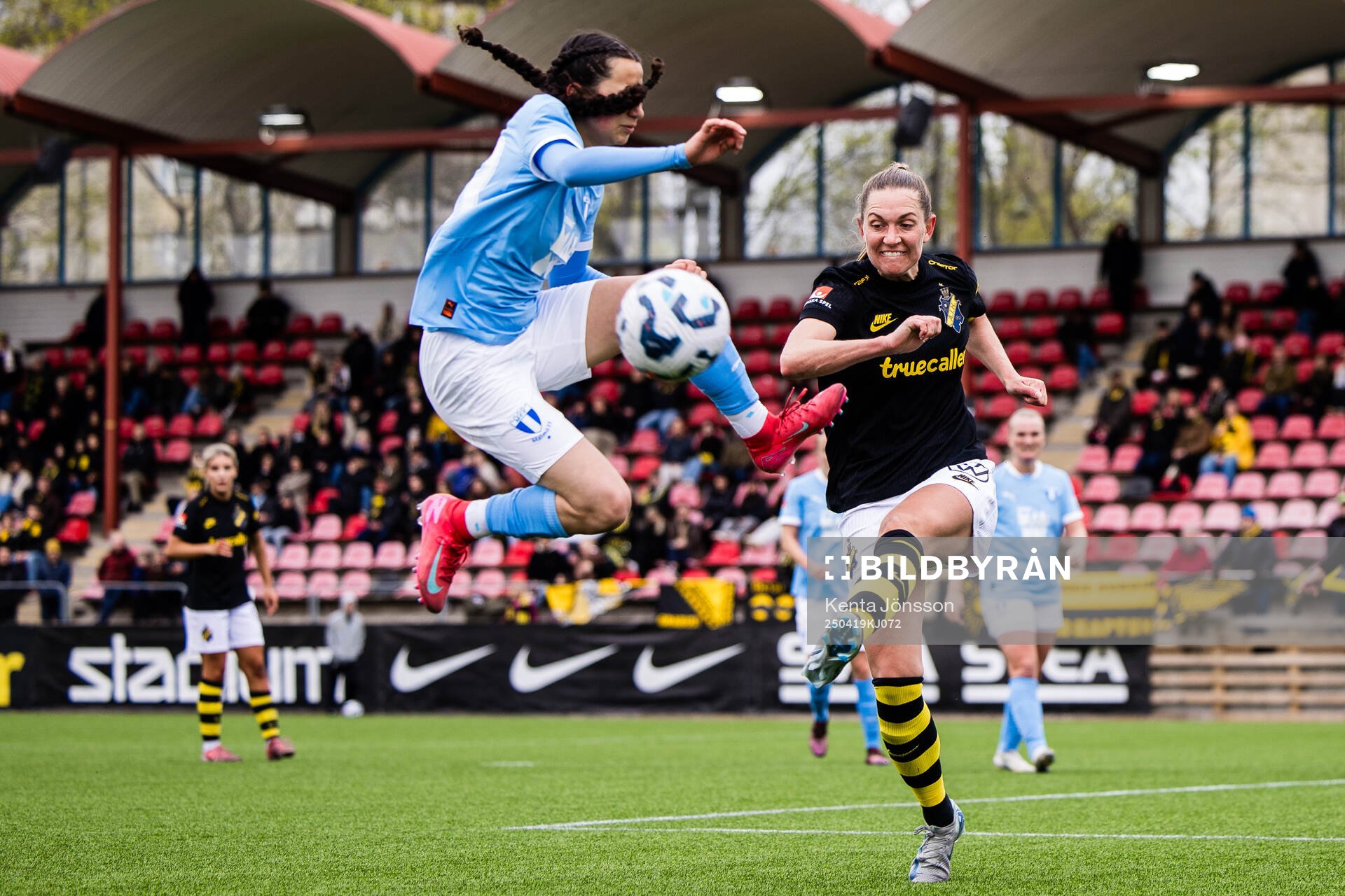 Malmö FFs Mayar Khatawi och AIKs Jennie Nordin under fotbollsmatchen i Damallsvenskan mellan AIK och Malmö FF den 19 april 2025 i Stockholm.