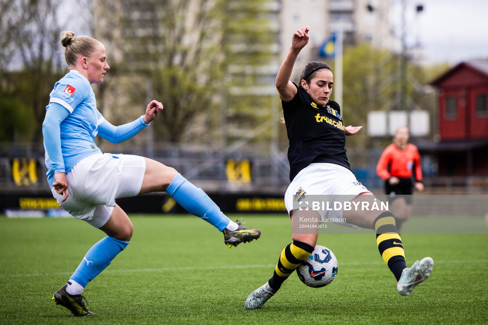 Malmö FFs Tuva Skoog och AIKs Daniella Famili