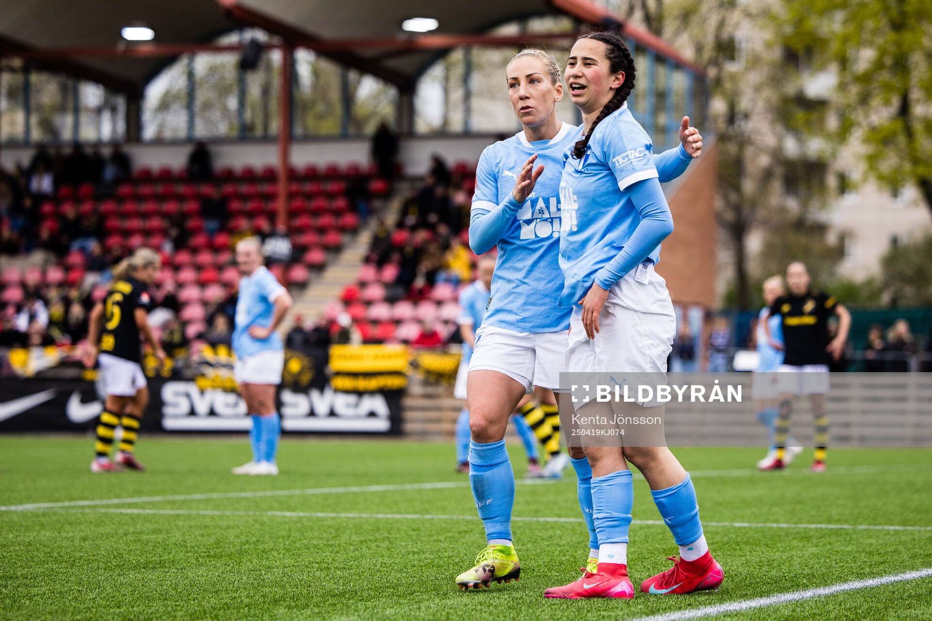 Malmö FFs Mia Persson och Mayar Khatawi under fotbollsmatchen i Damallsvenskan mellan AIK och Malmö FF den 19 april 2025 i Stockholm. 