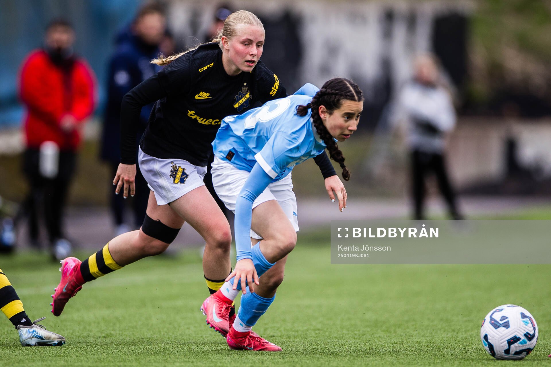 AIKs Nova Selin och Malmö FFs Mayar Khatawi  under fotbollsmatchen i Damallsvenskan mellan AIK och Malmö FF den 19 april 2025 i Stockholm. 
