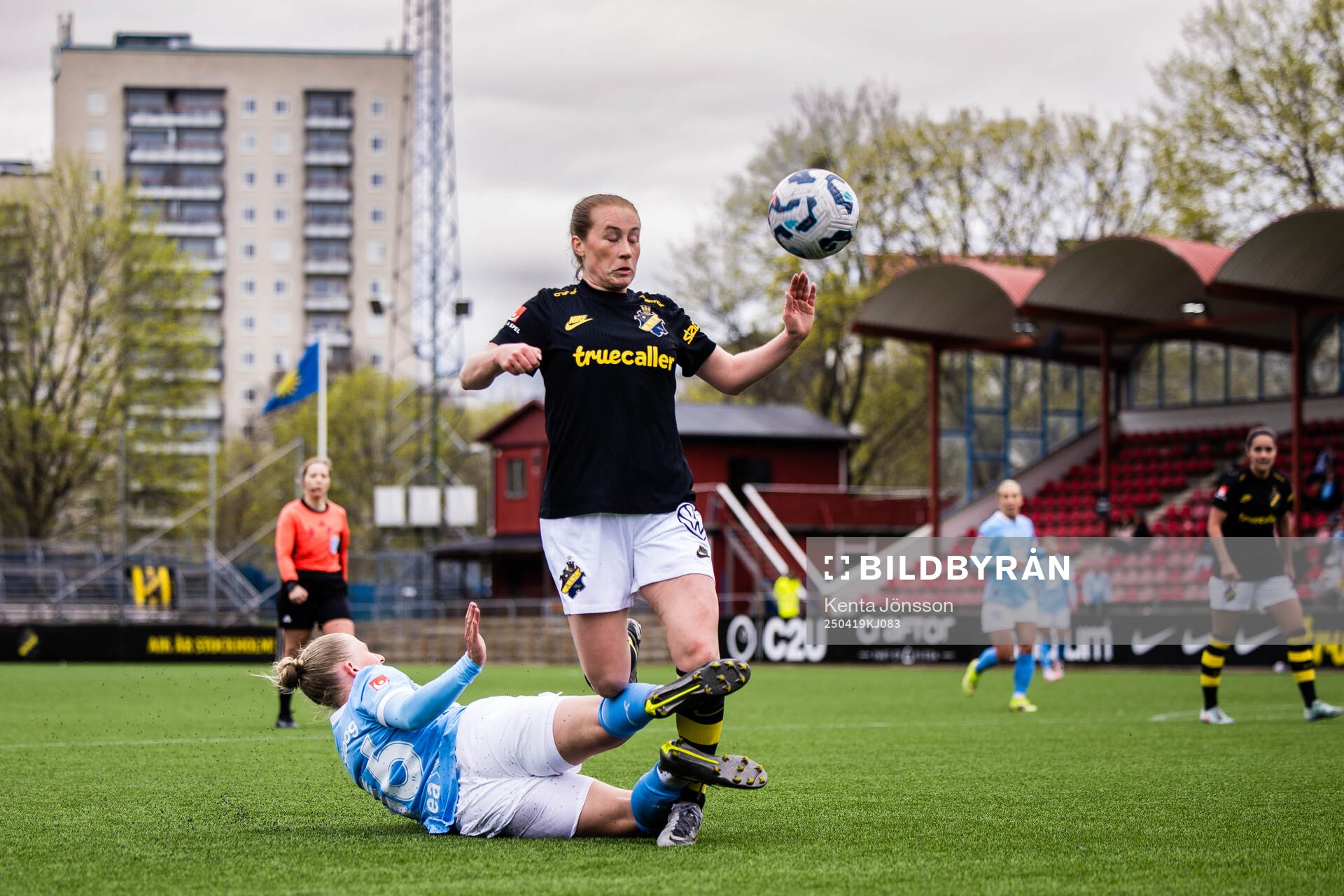 Malmö FFs Tuva Skoog och AIKs Ella Reidy
