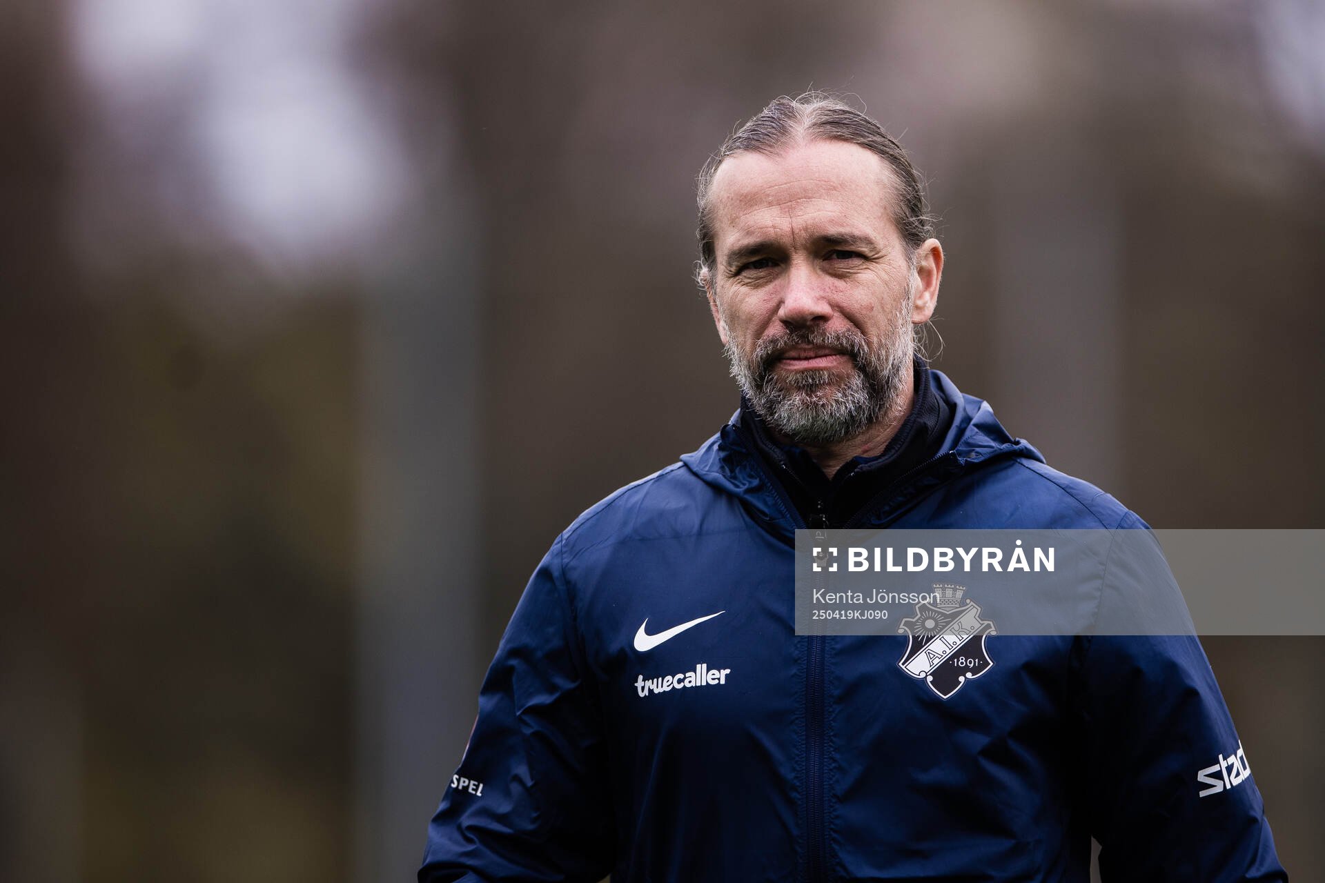 AIKs tränare Lukas Syberyjski under fotbollsmatchen i Damallsvenskan mellan AIK och Malmö FF den 19 april 2025 i Stockholm. 