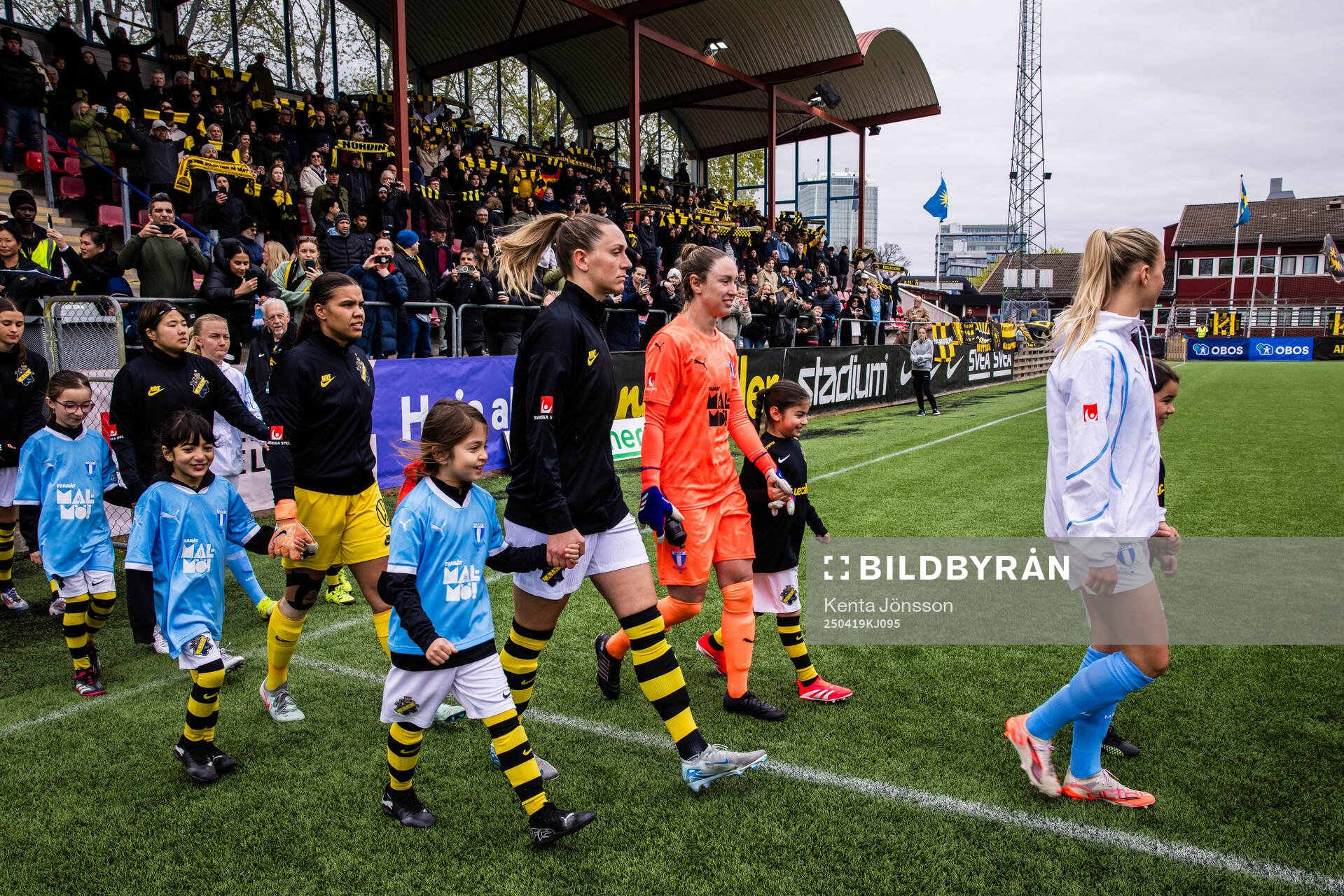 AIKs Jennie Nordin och Malmö FFs målvakt Moa Öhman