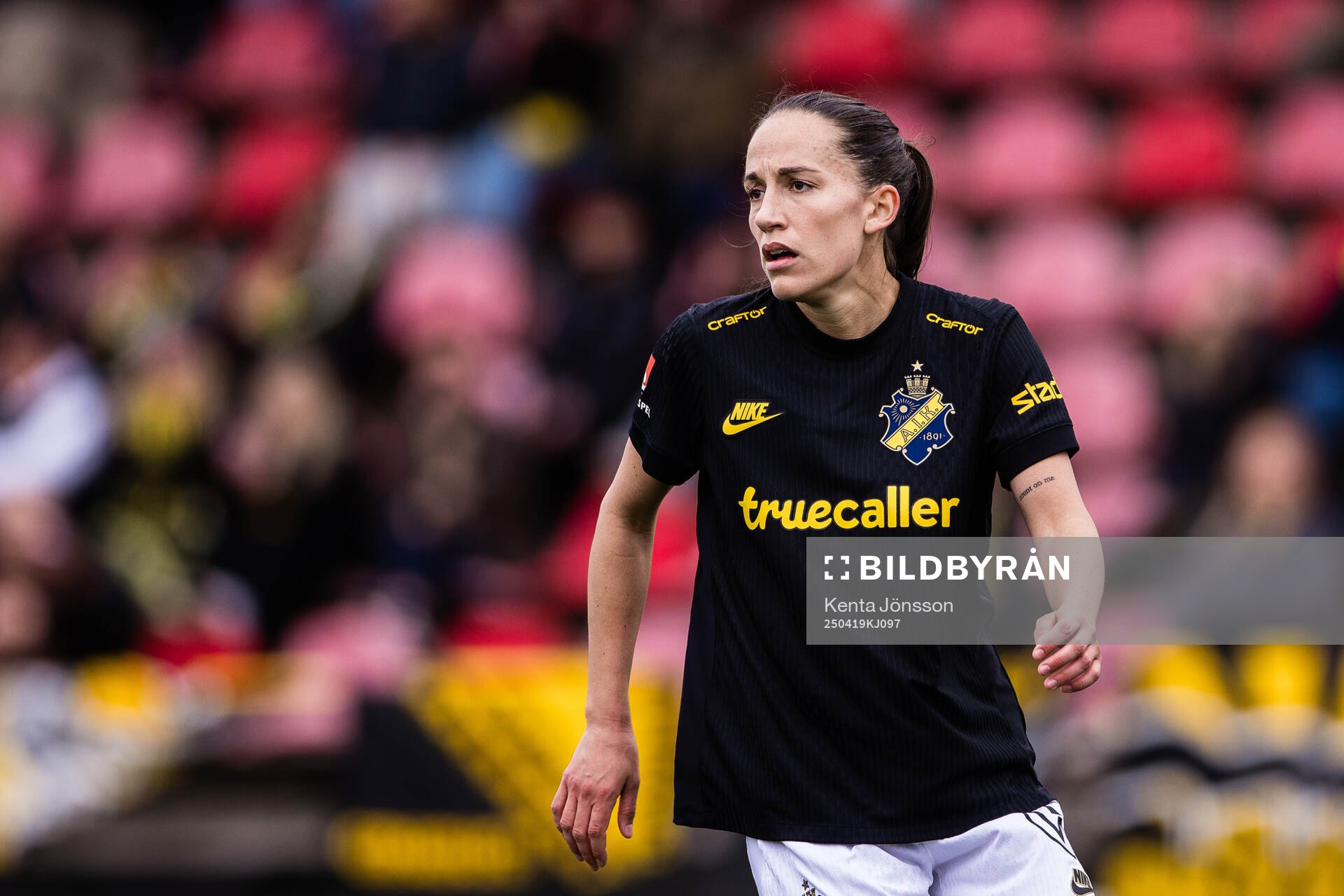 AIKs Anna Oskarsson under fotbollsmatchen i Damallsvenskan mellan AIK och Malmö FF den 19 april 2025 i Stockholm. 