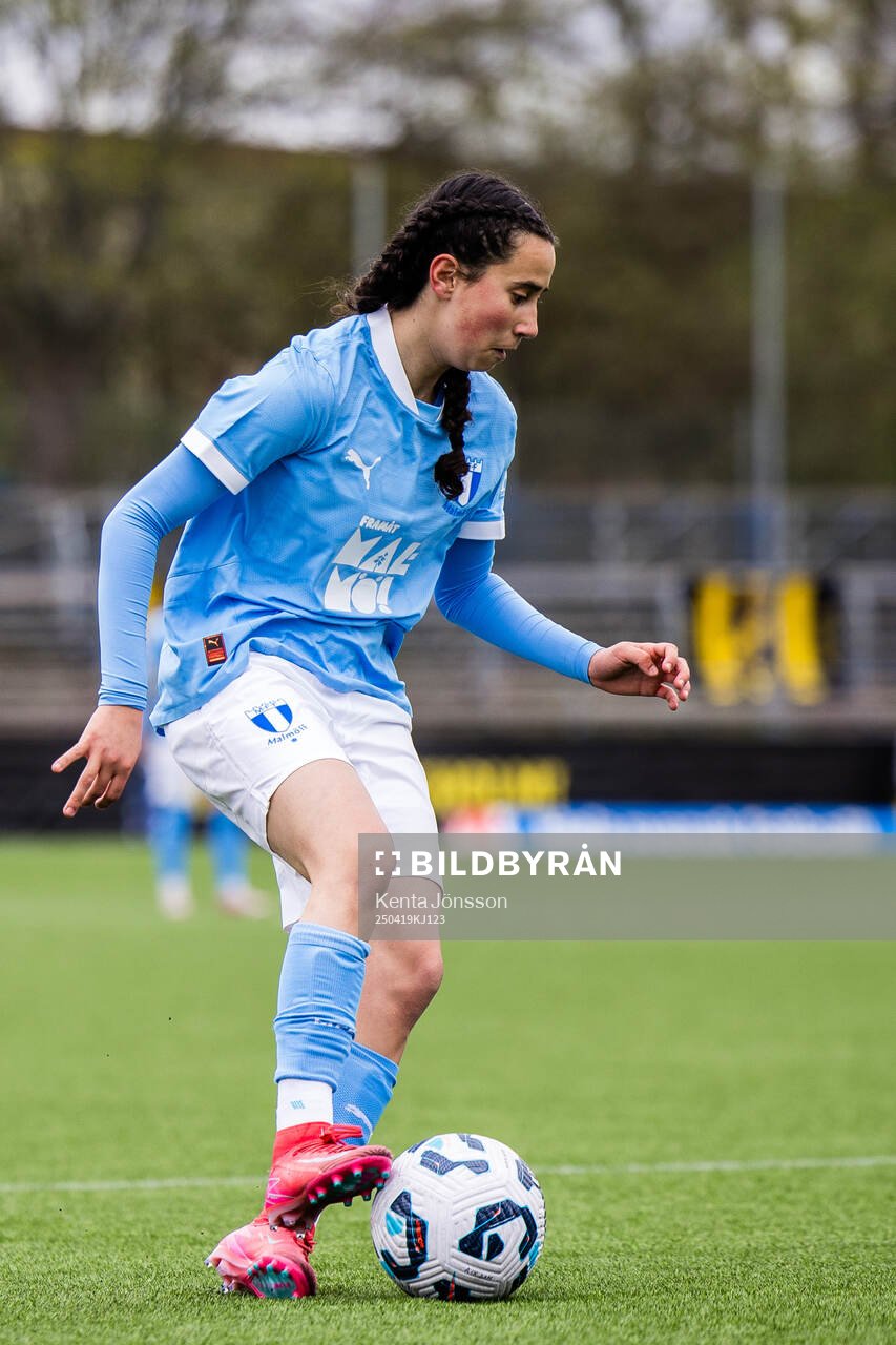Malmö FFs Mayar Khatawi under fotbollsmatchen i Damallsvenskan mellan AIK och Malmö FF den 19 april 2025 i Stockholm. 