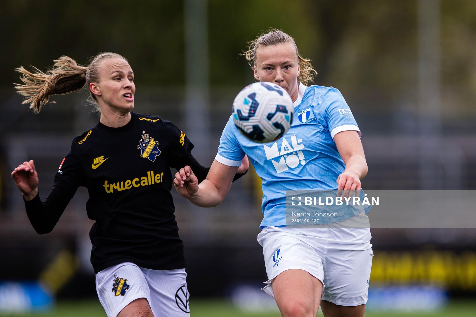 AIKs Matilda Plan och Malmö FFs Sara Kanutte Sørensen