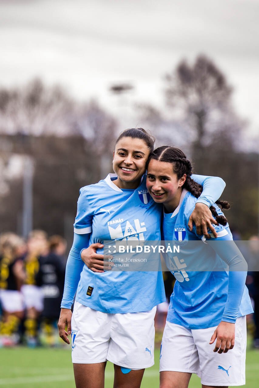Malmö FFs Ines Belloumou och Mayar Khatawi jublar