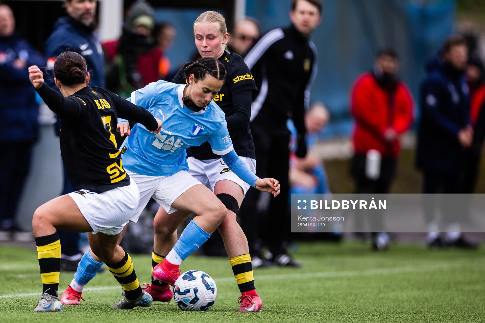 Malmö FFs Mayar Khatawi i kamp med AIKs Angela Beard och Nova Selin under fotbollsmatchen i Damallsvenskan mellan AIK och Malmö FF den 19 april 2025 i Stockholm.