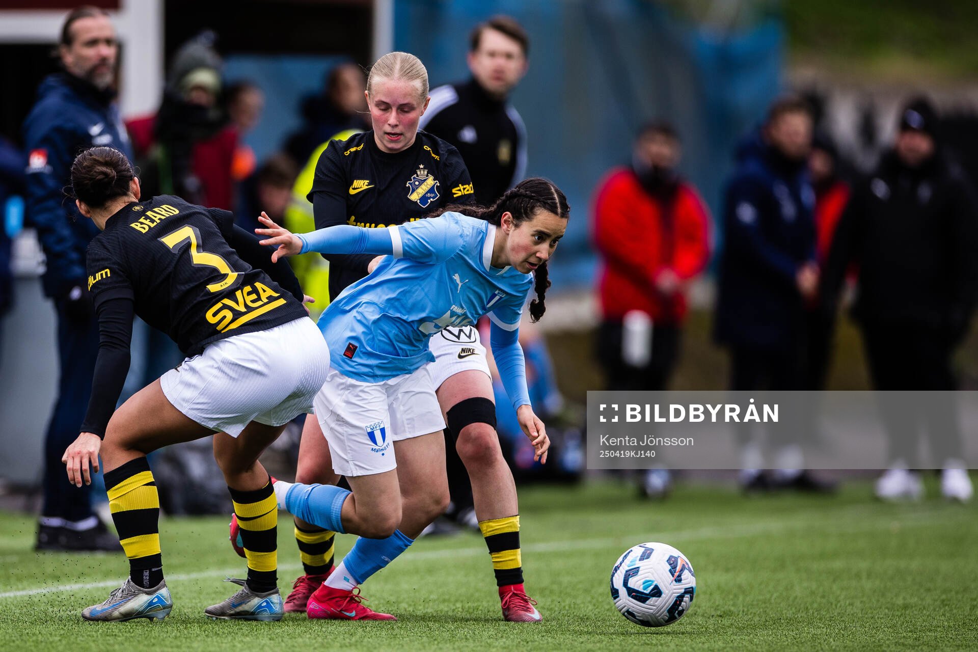 Malmö FFs Mayar Khatawi i kamp med AIKs Angela Beard och Nova Selin under fotbollsmatchen i Damallsvenskan mellan AIK och Malmö FF den 19 april 2025 i Stockholm.