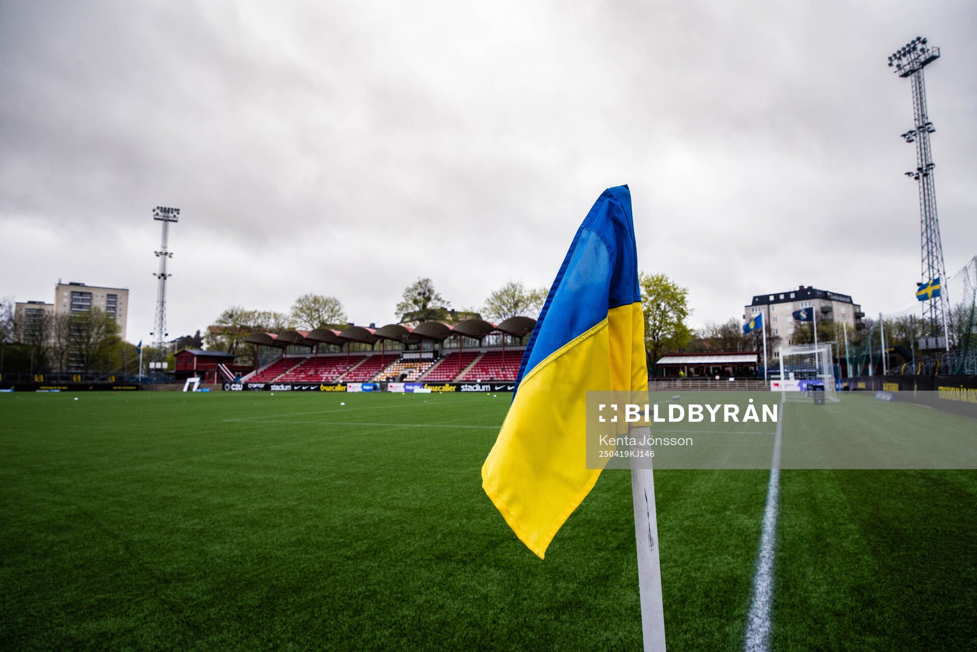 En hörnflagga med blå-gul färg på Skytteholms IP
