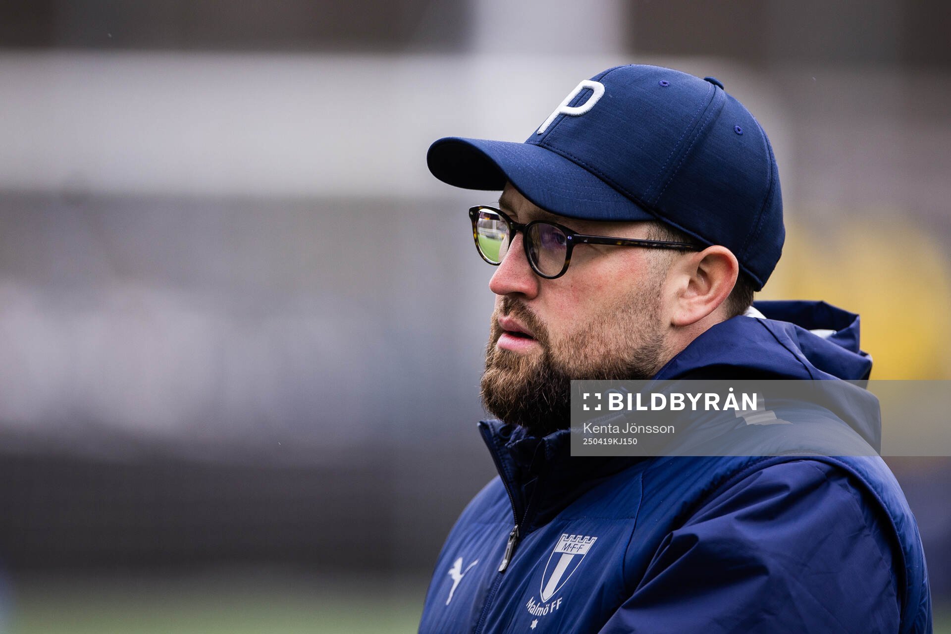 Malmö FFs assisterande tränare Rikard Östergren under fotbollsmatchen i Damallsvenskan mellan AIK och Malmö FF den 19 april 2025 i Stockholm.