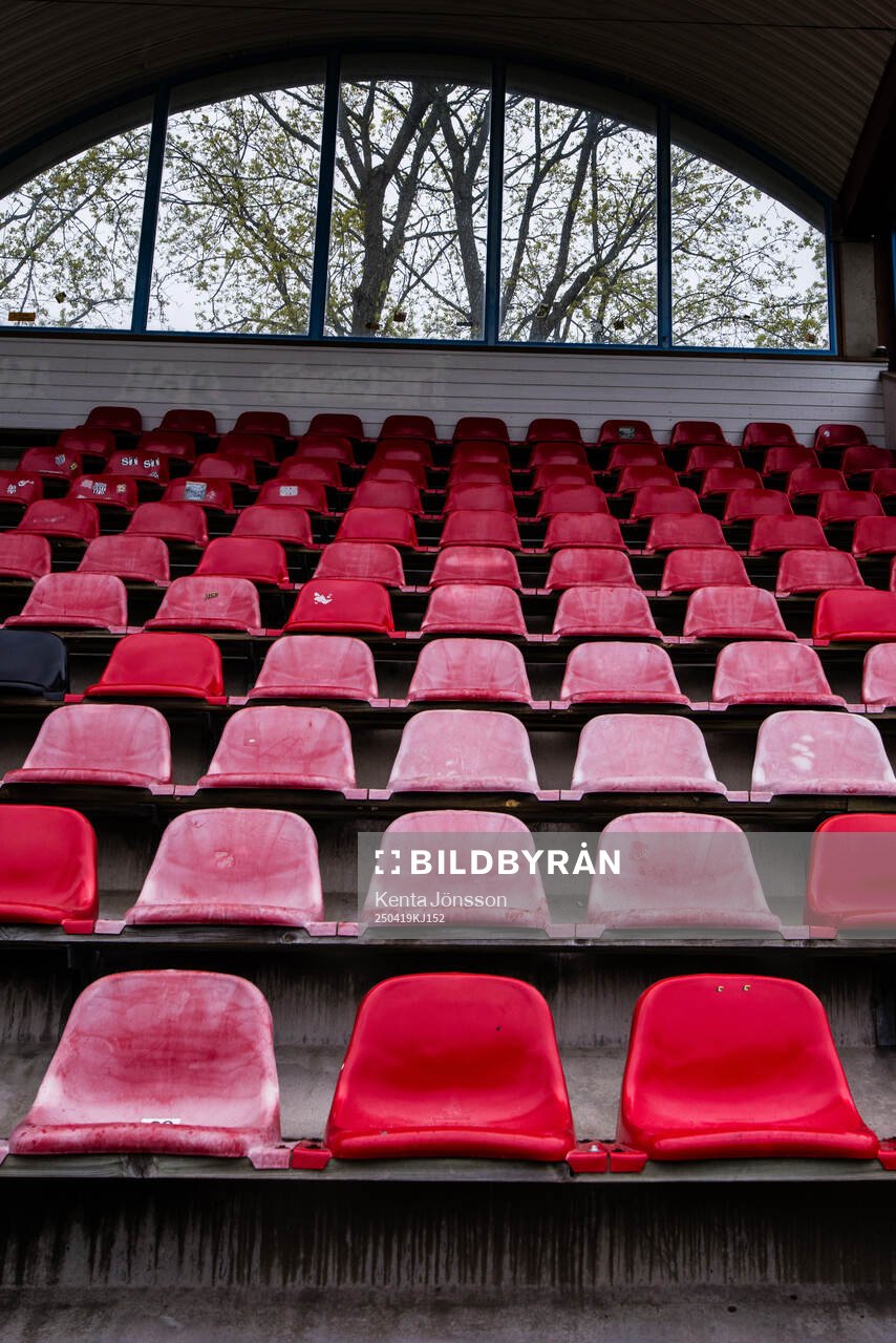 Stolar på huvudläktaren på Skytteholms IP inför fotbollsmatchen i Damallsvenskan mellan AIK och Malmö FF den 19 april 2025 i Stockholm. 