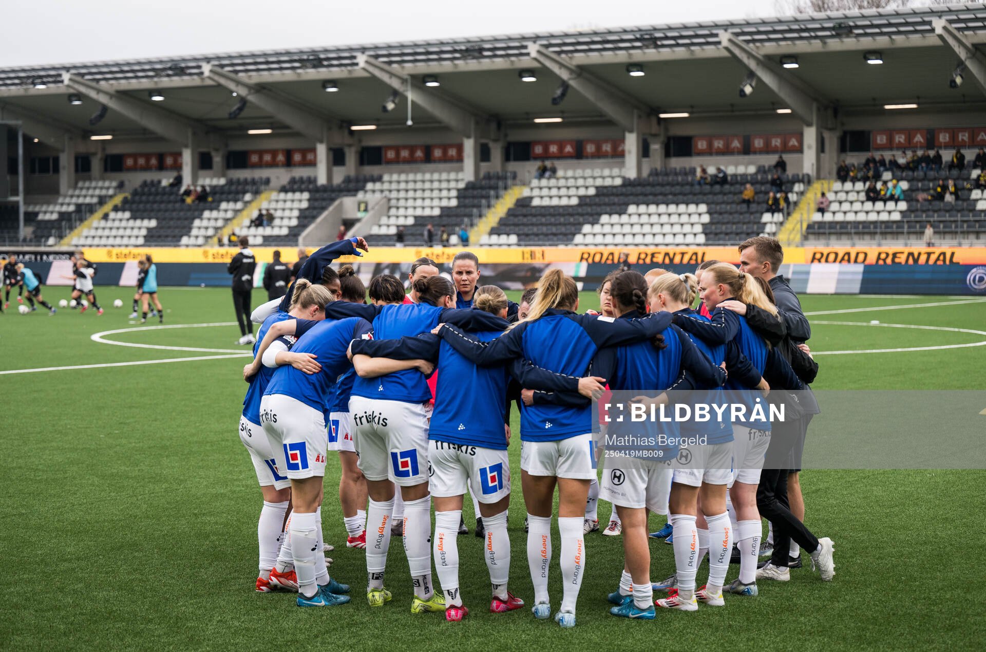 Växjös spelare samlas inför fotbollsmatchen i Damallsvenskan mellan Häcken och Växjö DFF den 19 april 2025 i Göteborg. 