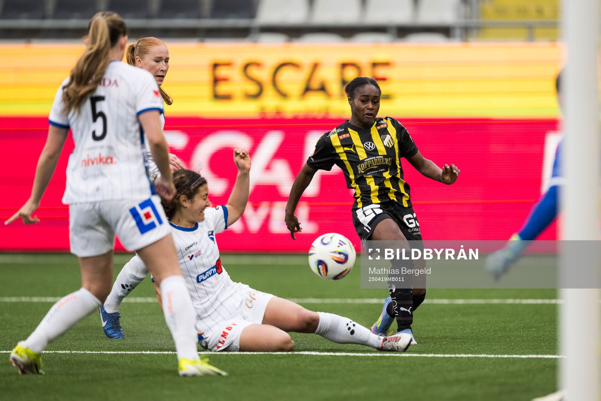 Växjö DFFs Tilde Johansson och Chloe Minas mot Häckens