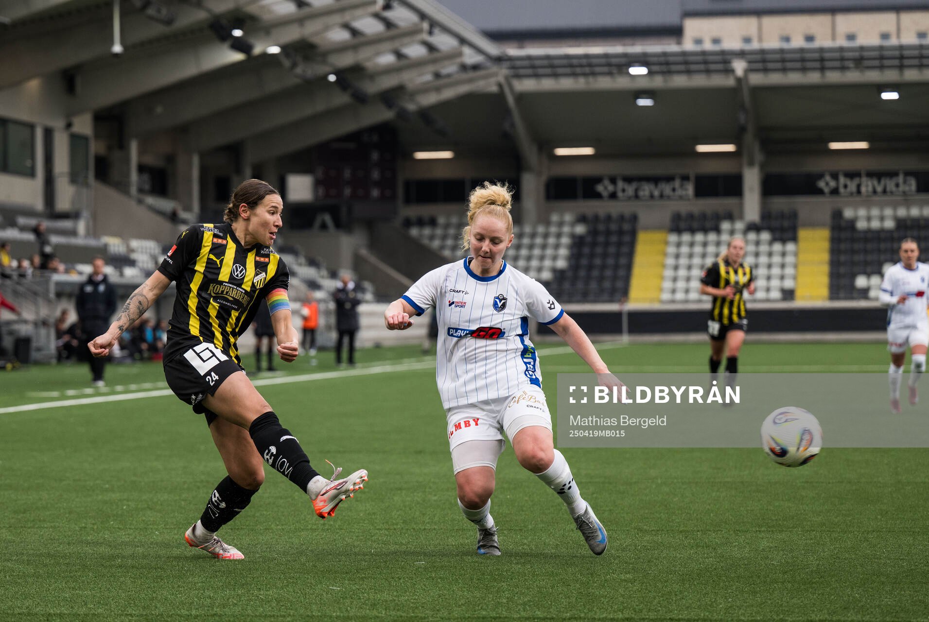 Häckens Tabby Tindell och Växjö DFFs Sophia Redenstrand