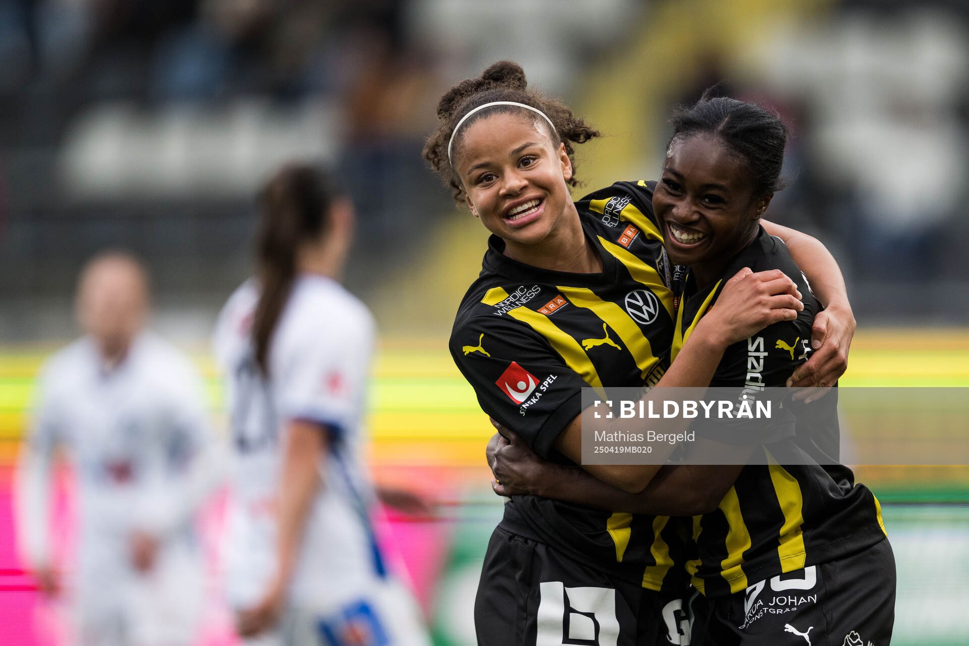 Häckens Felicia Schröder och Monica Jusu Bah jublar