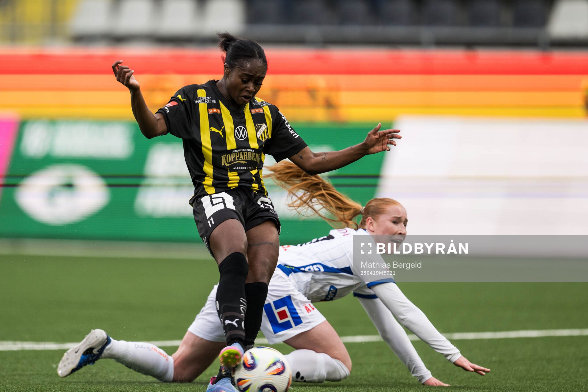 Häckens Monica Jusu Bah och Växjö DFFs Tilde Johansson