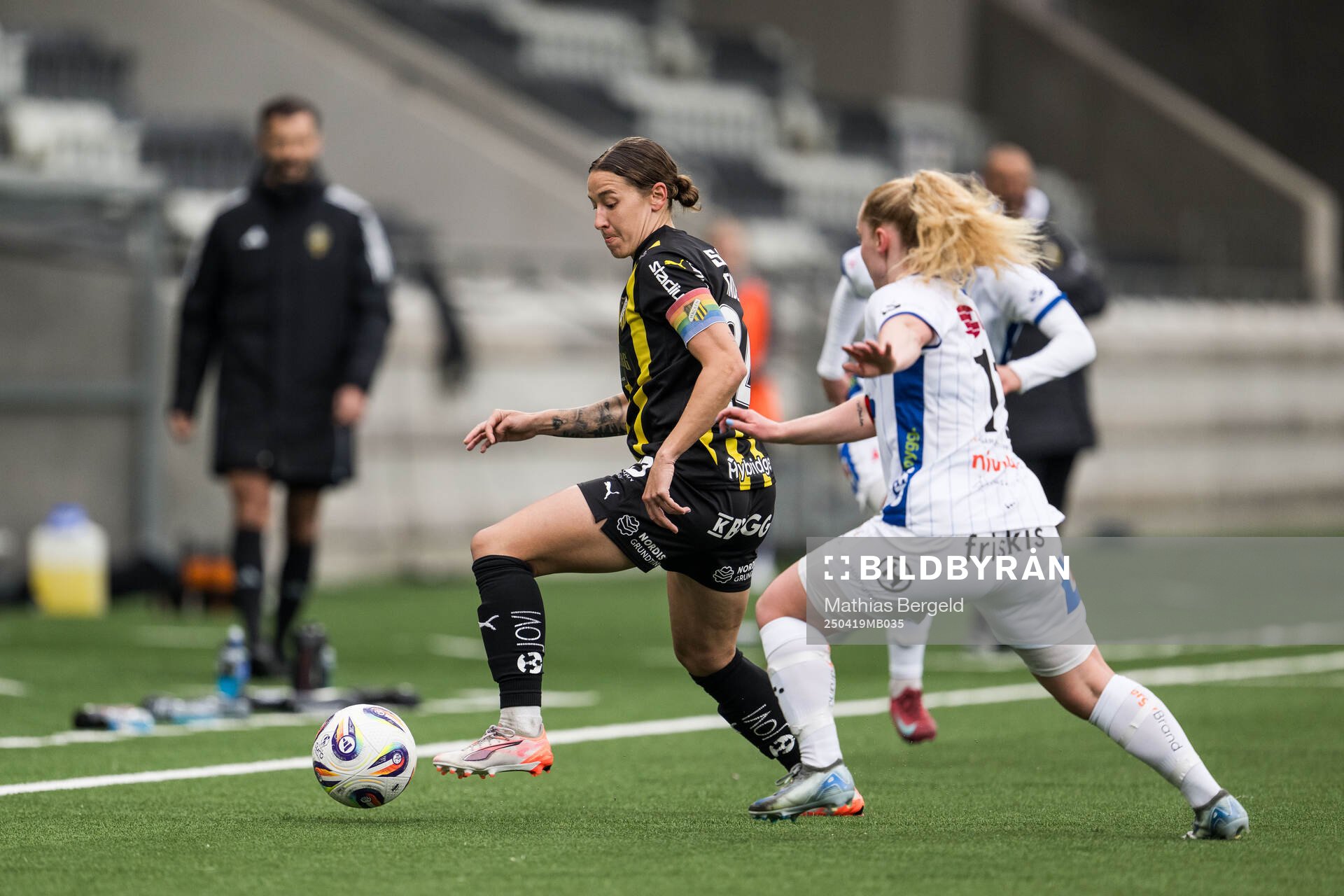 Häckens Tabby Tindell och Växjö DFFs Sophia Redenstrand