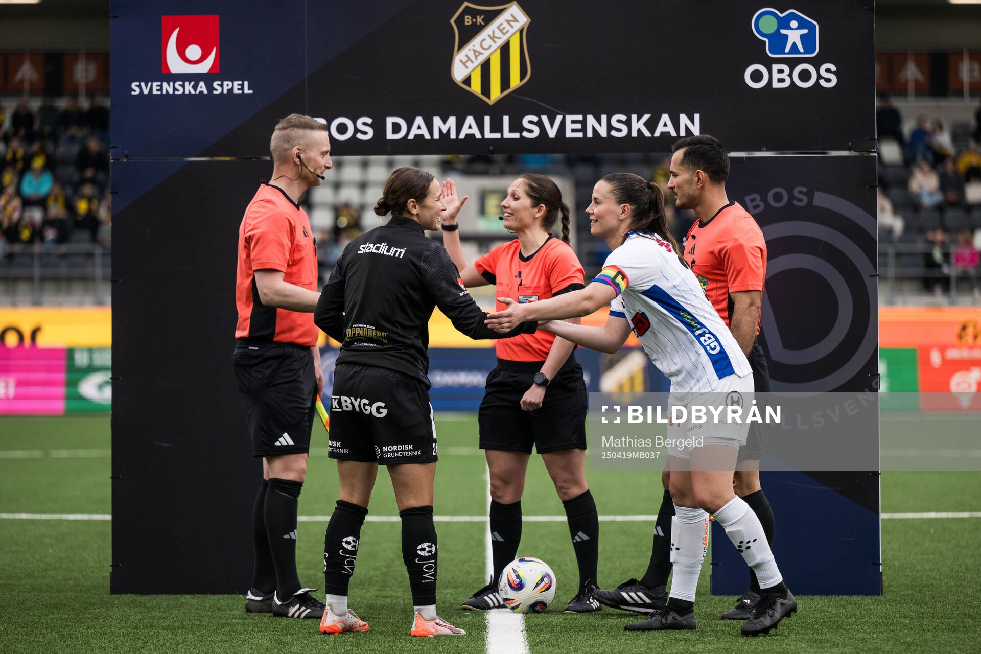 Häckens Tabby Tindell och Växjö DFFs Josefin Harrysson inför fotbollsmatchen i Damallsvenskan mellan Häcken och Växjö DFF den 19 april 2025 i Göteborg.