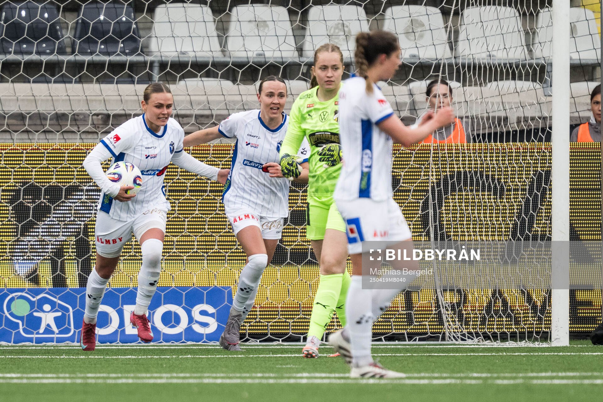 Växjö DFFs Maja Bodin och Larkin Russel jublar