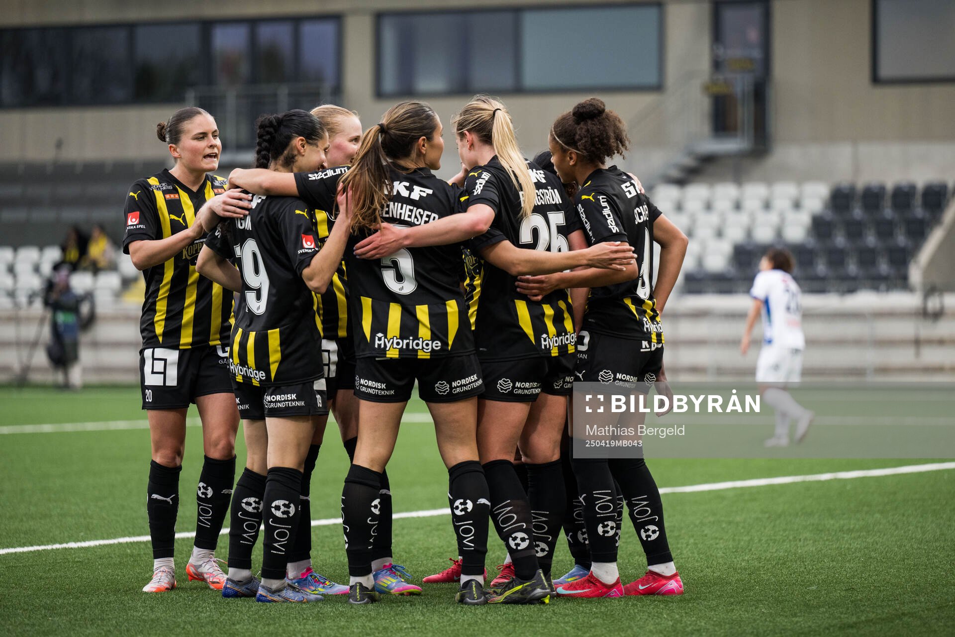 Häckens Felicia Schröder jublar efter 3-1 under fotbollsmatchen i Damallsvenskan mellan Häcken och Växjö DFF den 19 april 2025 i Göteborg. 