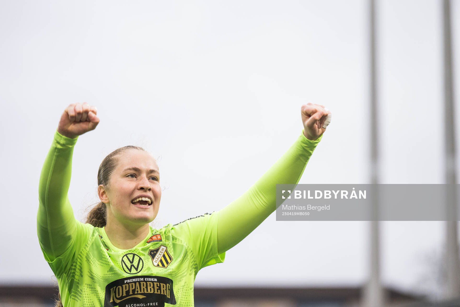 Häckens målvakt Fanney Birkisdottir jublar efter fotbollsmatchen i Damallsvenskan mellan Häcken och Växjö DFF den 19 april 2025 i Göteborg.