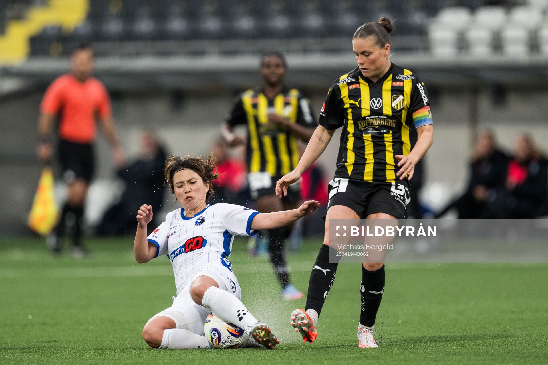 Växjö DFFs Miho Kamogawa och Häckens Hanna Wijk