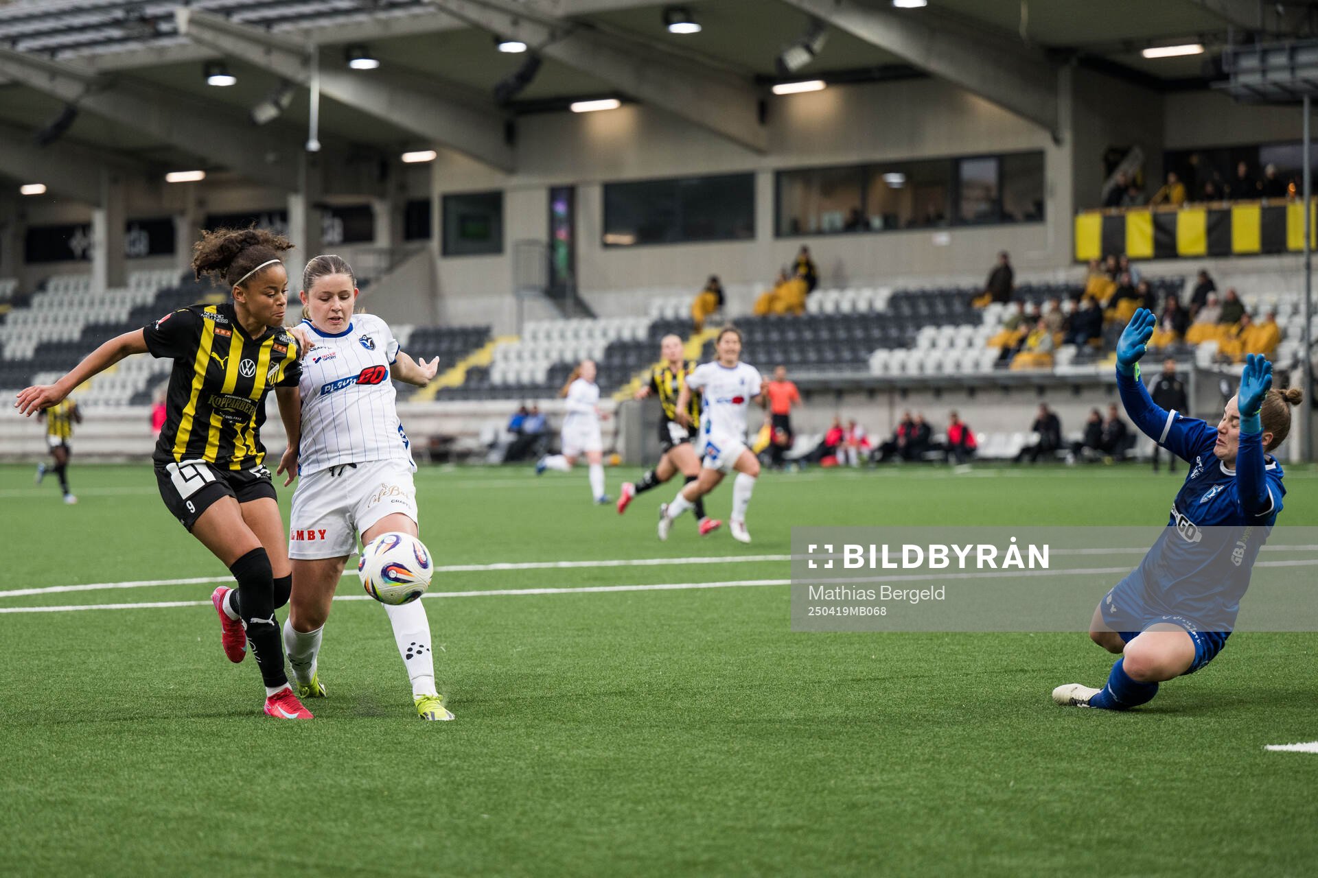 Häckens Felicia Schröder och Växjö DFFs Emma Holmqvist