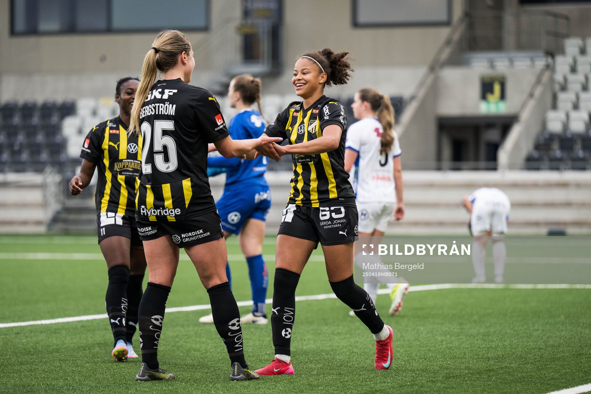 Häckens Alice Bergström och Felicia Schröder jublar