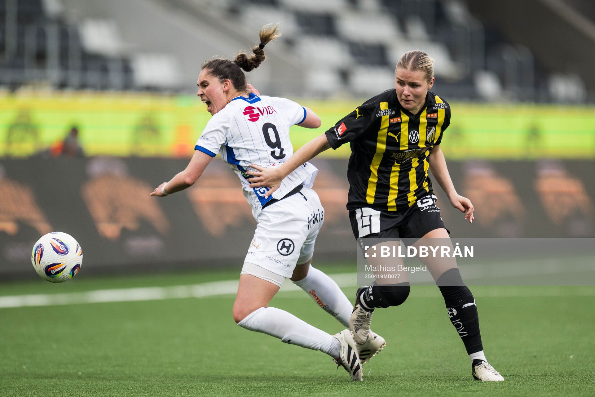 Växjö DFFs Bryndis Arna Nielsdottir och Häckens Emilie