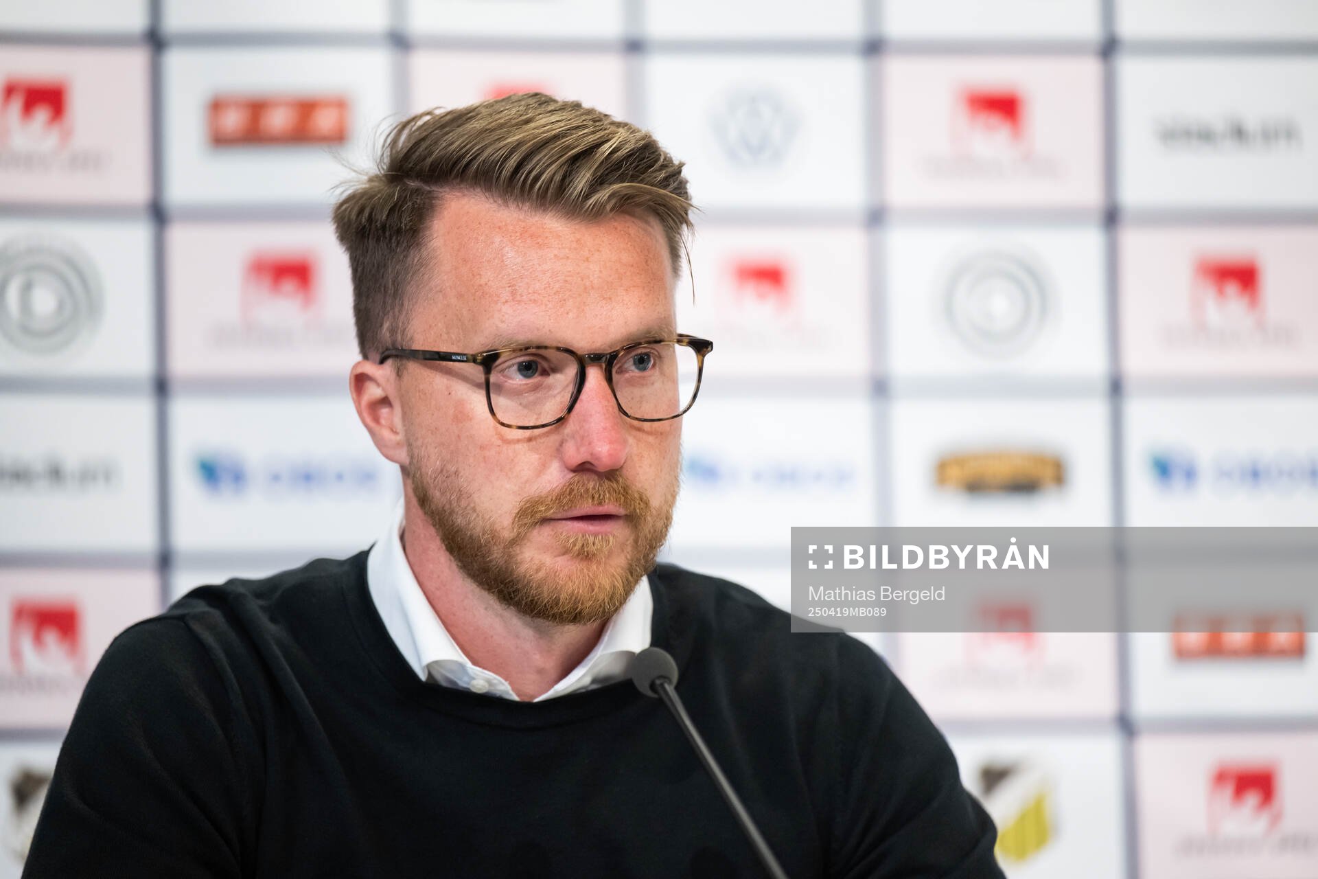 Växjö DFFs tränare Olof Unogård på presskonferensen