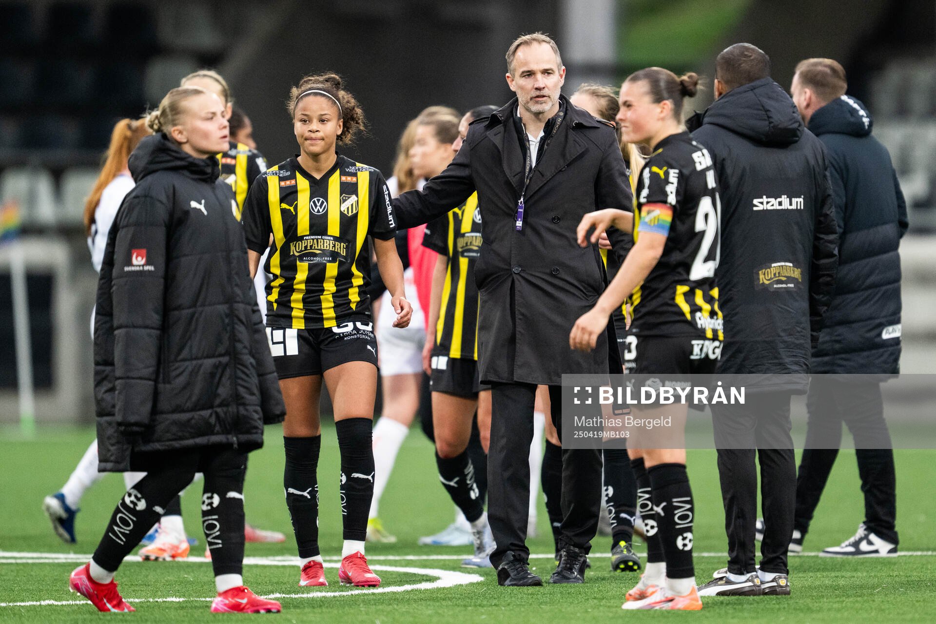 Häckens Felicia Schröder, sportchef Christian Lundström och Hanna Wijk efter fotbollsmatchen i Damallsvenskan mellan Häcken och Växjö DFF den 19 april 2025 i Göteborg.