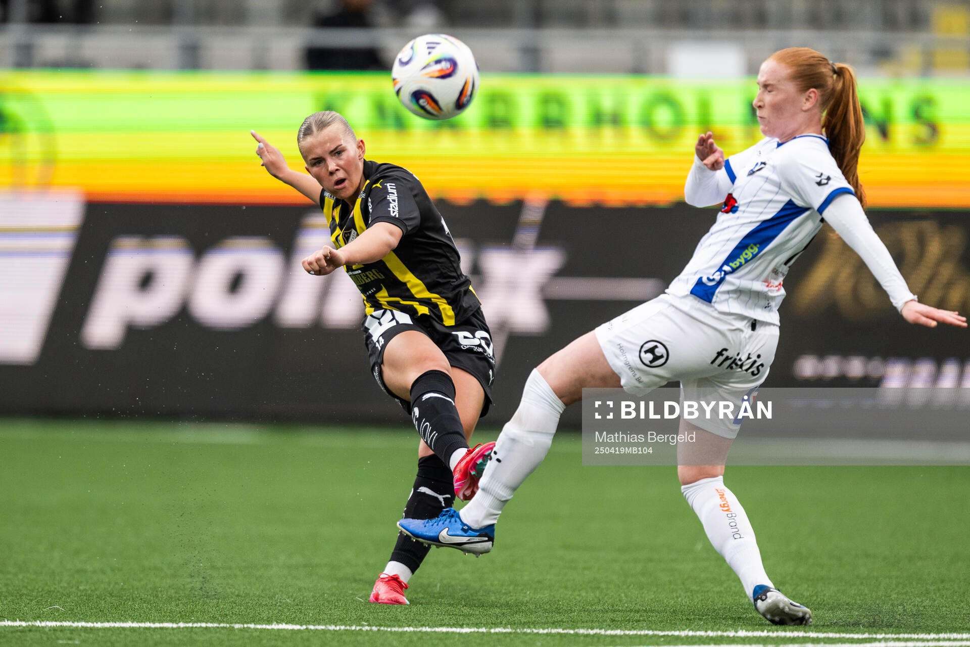 Häckens Matilda Nildén och Växjö DFFs Tilde Johansson under fotbollsmatchen i Damallsvenskan mellan Häcken och Växjö DFF den 19 april 2025 i Göteborg.