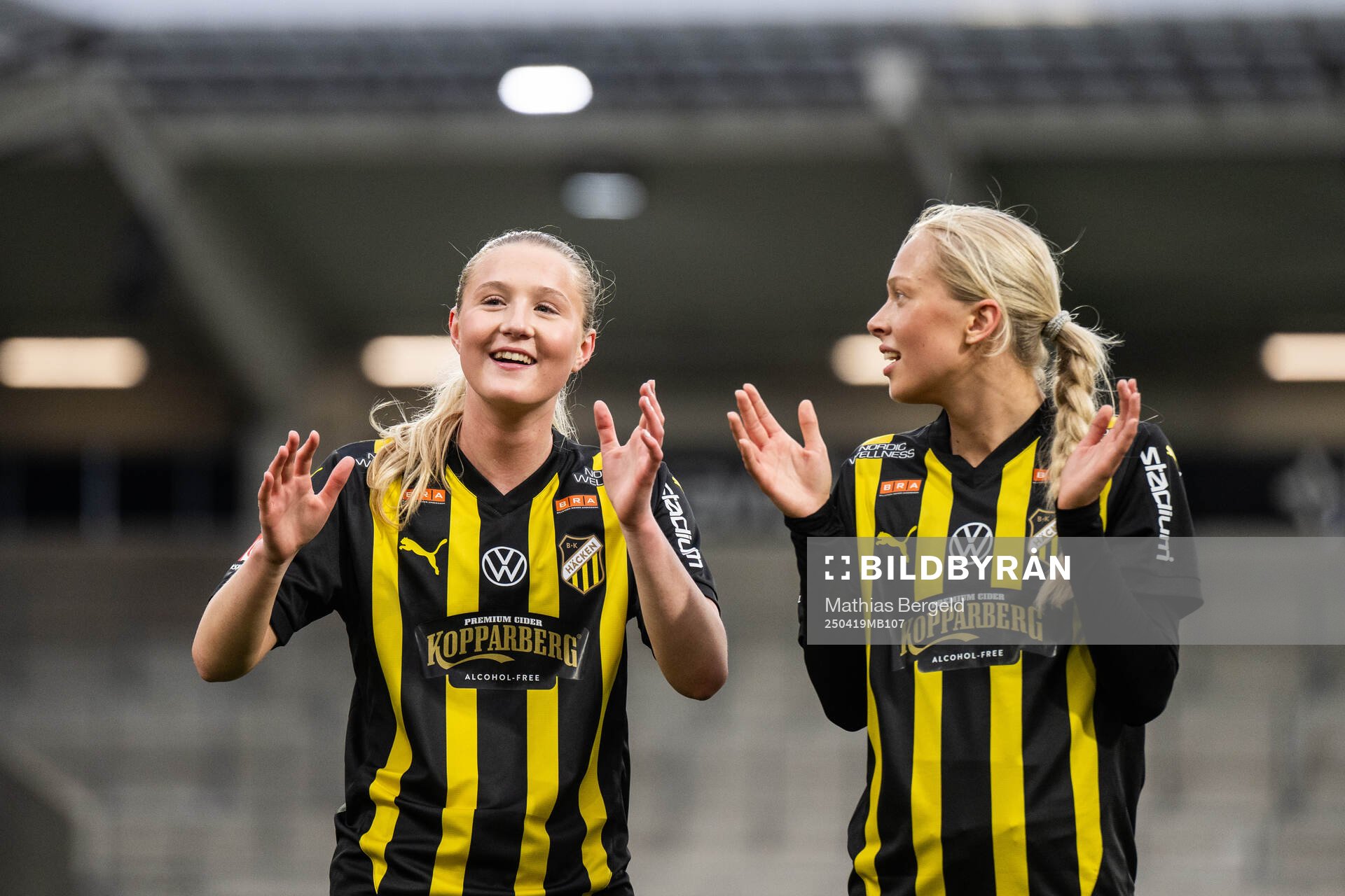Häckens Alexandra Larsson och Lisa Löwing juublar