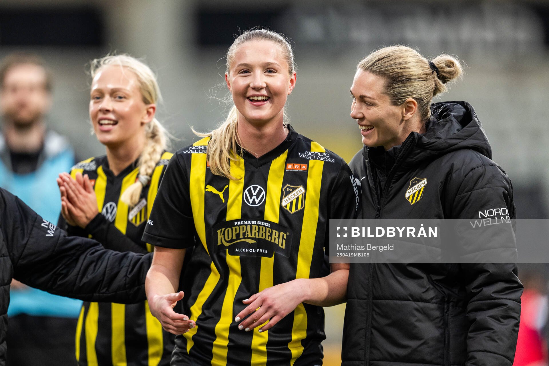 Häckens Alexandra Larsson och målvakt Jennifer Falk jublar
