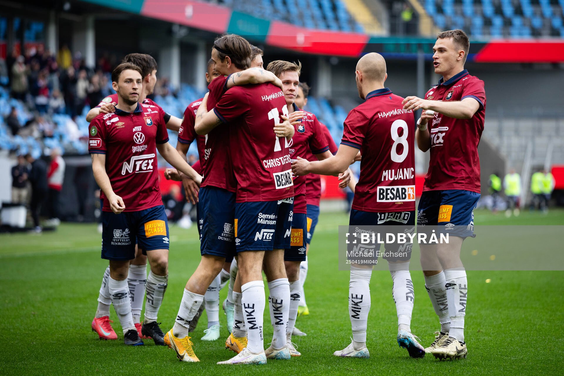 Örgrytes Anton Andreasson jublar med lagkamrater