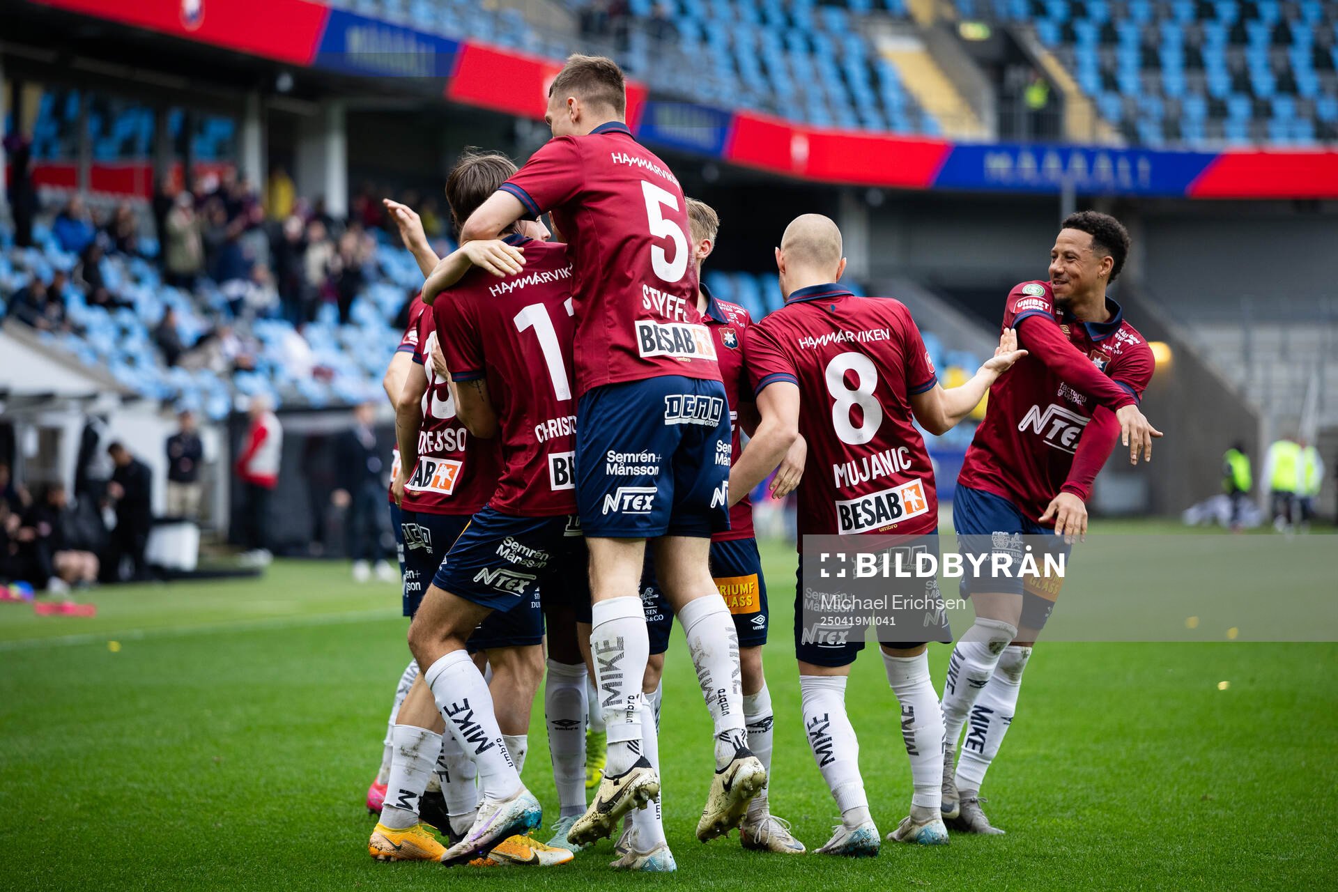 Örgrytes Anton Andreasson jublar med lagkamrater