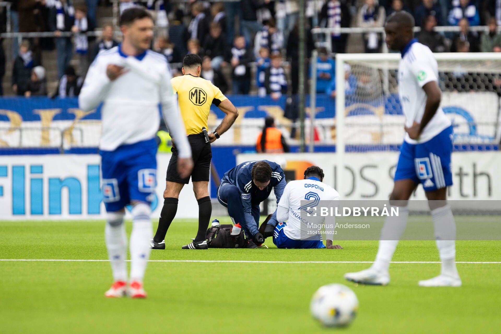 IFK Norrköpings Kojo Peprah Oppong har ont och får vård