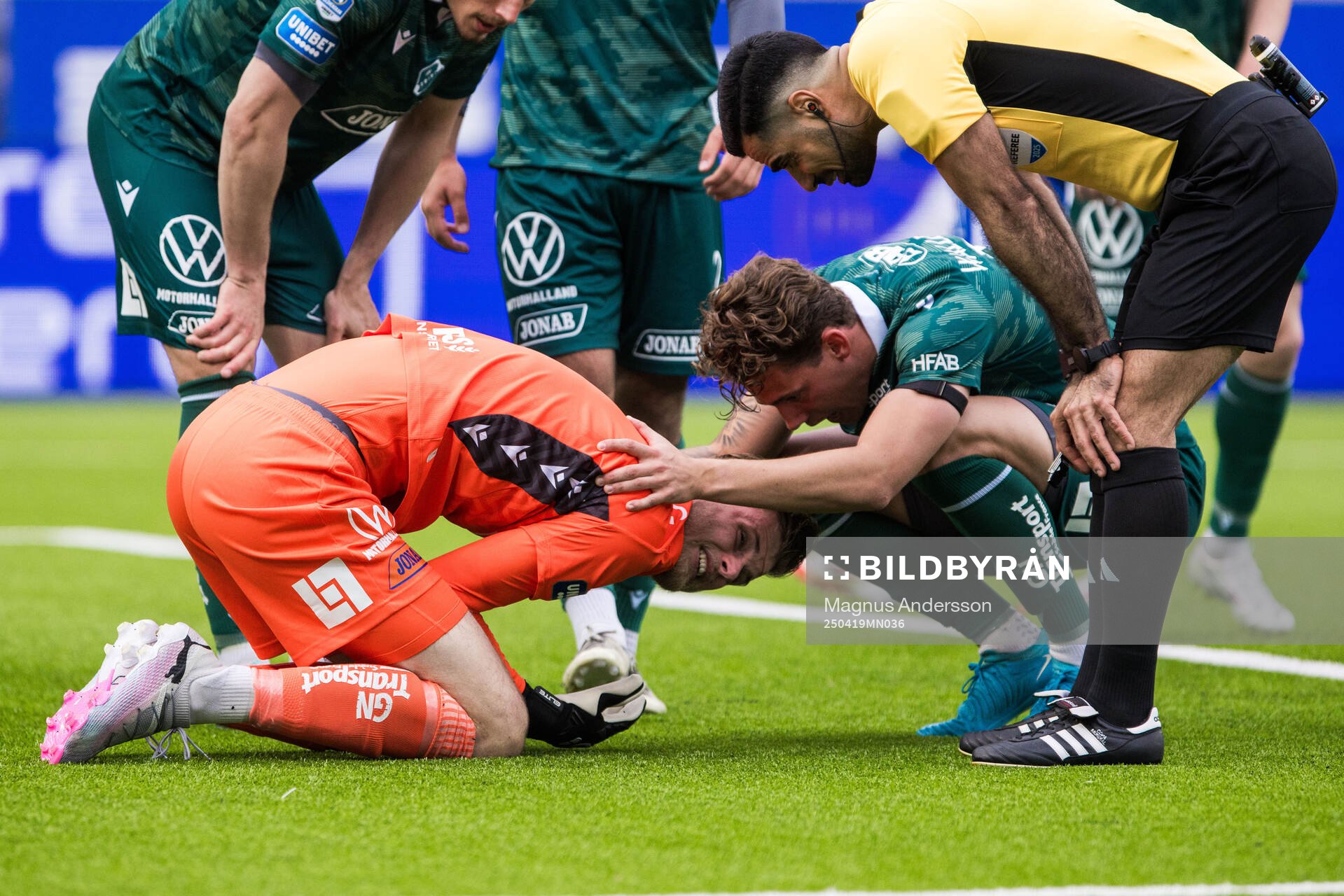 Halmstads målvakt Tim Rönning har ont under fotbollsmatchen i Allsvenskan mellan IFK Norrköping och Halmstad den 19 april 2025 i Norrköping.