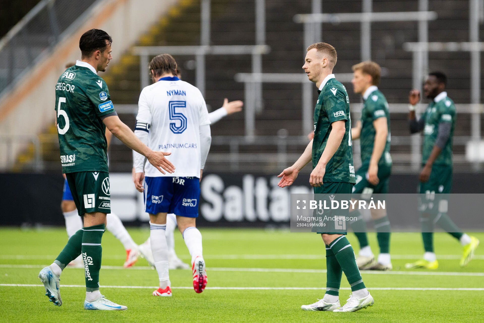 Halmstads Pascal Gregor och Gisli Eyjolfsson deppar