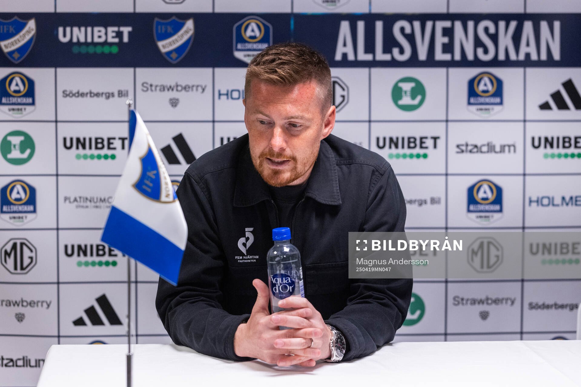 Halmstads huvudtränare Johan Lindholm under presskonferensen efter fotbollsmatchen i Allsvenskan mellan IFK Norrköping och Halmstad den 19 april 2025 i Norrköping.