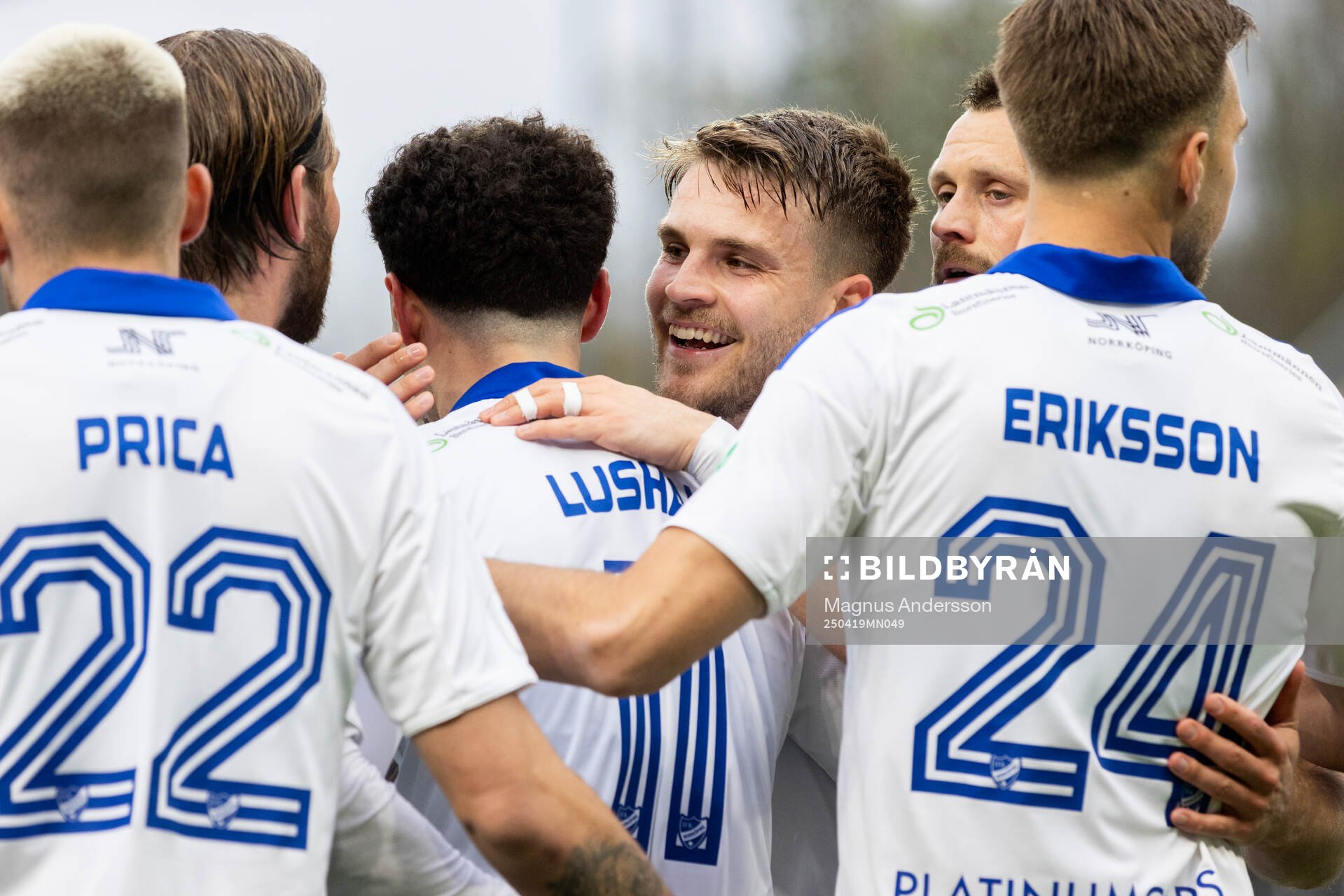 IFK Norrköpings Amadeus Sögaard jublar med Ismet Lushaku efter 3-0 under fotbollsmatchen i Allsvenskan mellan IFK Norrköping och Halmstad den 19 april 2025 i Norrköping.