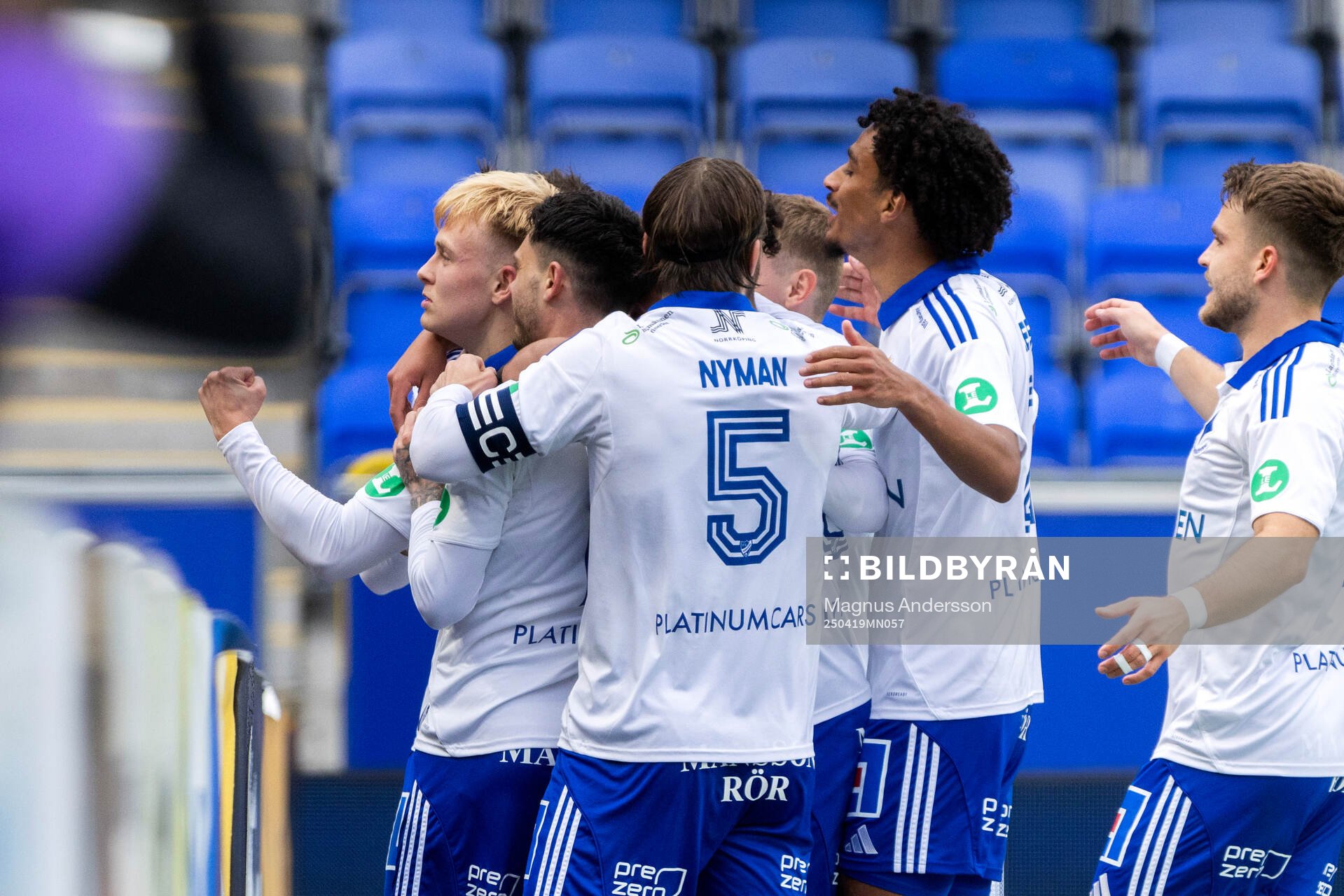 IFK Norrköpings Isak Andri Sigurgeirsson jublar med lagkamrater efter 1-0 under fotbollsmatchen i Allsvenskan mellan IFK Norrköping och Halmstad den 19 april 2025 i Norrköping.