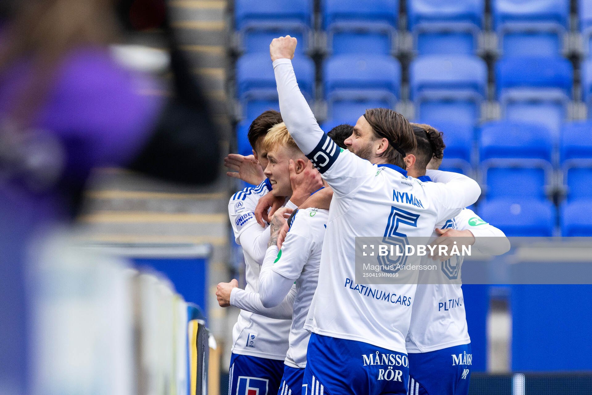 IFK Norrköpings Isak Andri Sigurgeirsson jublar med lagkamrater efter 1-0 under fotbollsmatchen i Allsvenskan mellan IFK Norrköping och Halmstad den 19 april 2025 i Norrköping.