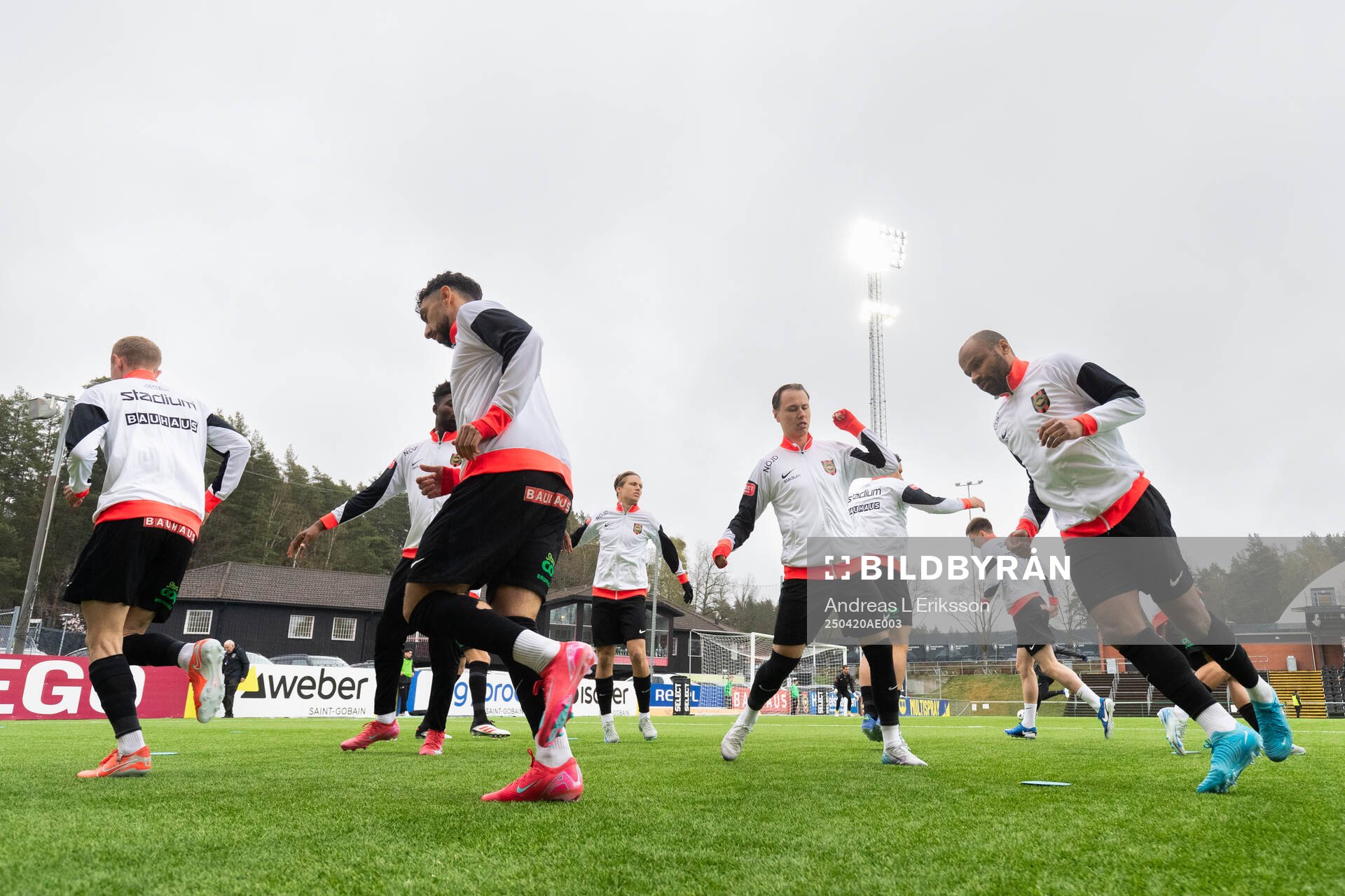Brommapojkarnas spelare under uppvärmningen inför fotbollsmatchen i Allsvenskan mellan Brommapojkarna och Värnamo den 20 april 2025 i Stockholm.
