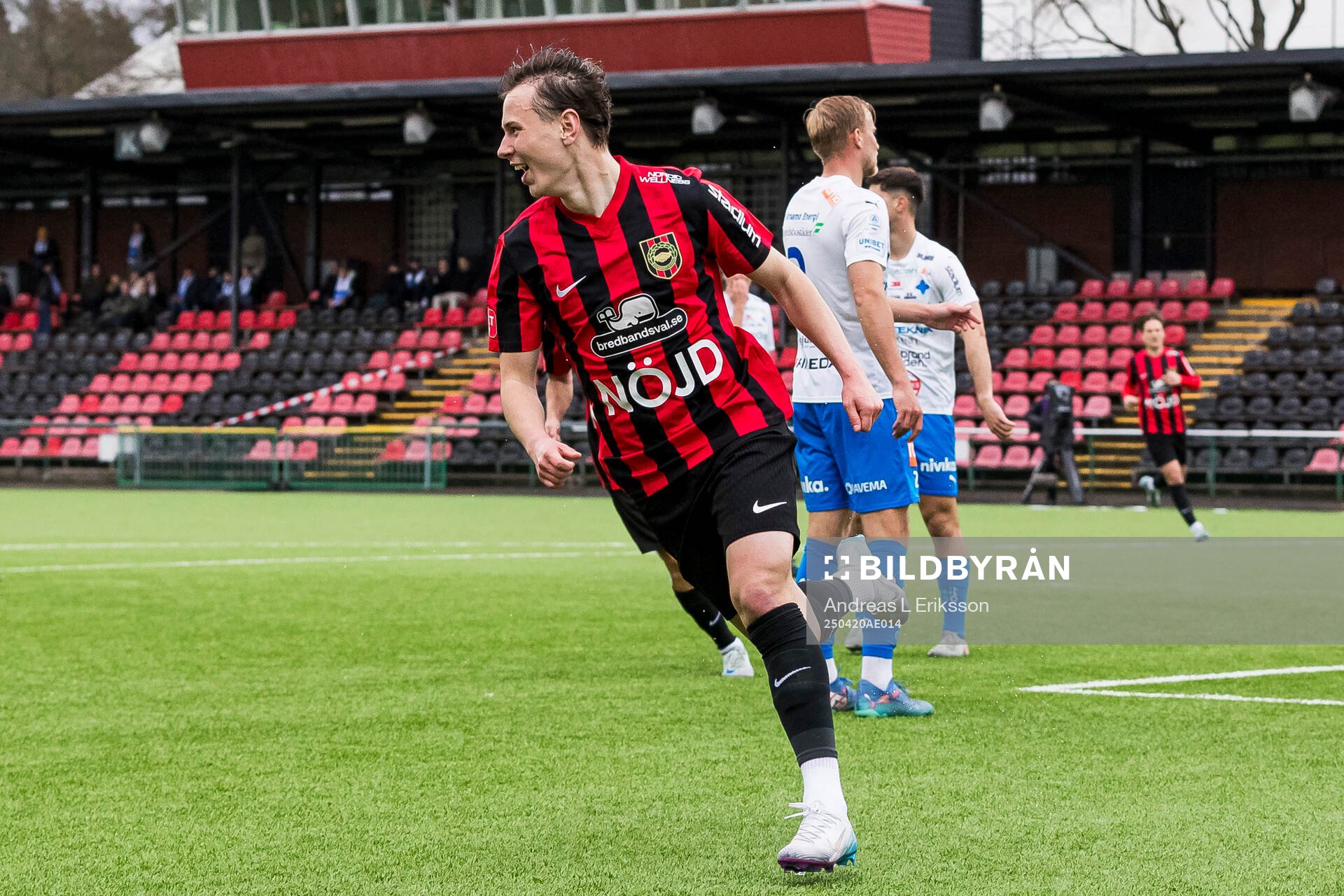 Brommapojkarnas Alex Timossi Andersson jublar