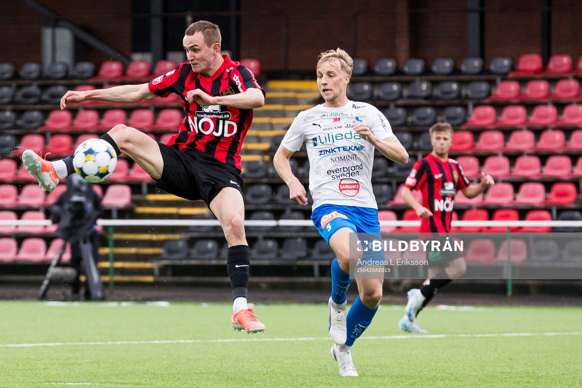 Brommapojkarnas Victor Lind och Värnamos Victor Larsson under fotbollsmatchen i Allsvenskan mellan Brommapojkarna och Värnamo den 20 april 2025 i Stockholm.